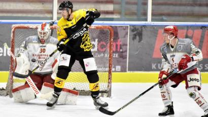 Archivbild: Hubert Ziegler
Nur zweimal trug David Norris (Mitte) das Trikot des ERSC Amberg (hier im Spiel gegen den TEV Miesbach), dann wurde die Saison in der Eishockey-Bayernliga wegen Corona abgebrochen.