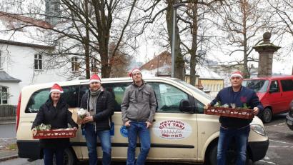 Bild: mfh
Die Hauptakteure (von links) Marika Bollwein, Sebastian Majewski, Stefan Thar und Markus Brem machen sich startklar für das Ausfahren der Nikolauspäckchen.