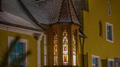 Bild: Manfred Wilhelm/Büro Wilhelm/exb
Die gotische Hauskapelle des Luftmuseums von außen: Sie ist in der Vorweihnachtszeit von innen beleuchtet.