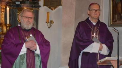 Bild: jr
Weihbischof Dr. Josef Graf (rechts) und Pfarrseelsorger Pater Benedikt Leitmayr feierten einen Festgottesdienst zum 150. Geburtstag von Pfarrer Joseph Naber.