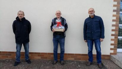 Bild: plo
Peter Schraml (links) und Norbert Thoma (rechts) gratulieren hHns Flödl zum 80. Geburtstag.