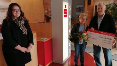 Bild: Sparkasse/exb
Kundenberaterin Maria Barth (links) gratuliert den Eheleuten Petra und Klaus Möller zu ihrem 10 000-Euro-Gewinn beim PS-Sparen.
