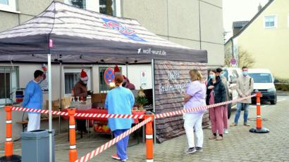 Bild: Claudia Seitz/exb
Mit Bratwürsten wurden die Krankenhaus-Mitarbeiter am Barbaratag versorgt.