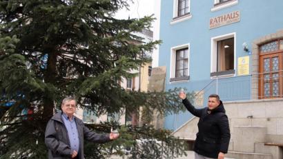 Bild: jma
Dieter Kies (links) und Bürgermeister Marcus Gradl mit den ersten Kugeln am Weihnachtsbaum vor dem Rathaus.