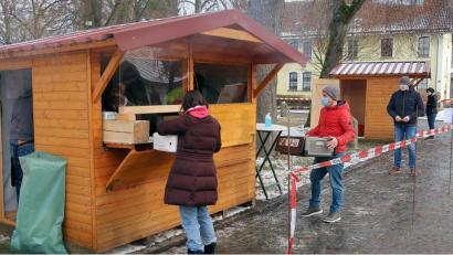 Bild: bsc
Erinnerungen an den beliebten Friedenfelser Weihnachtsmarkt wurden am Samstag beim Verkauf von Wildspezialitäten beim Friedenfelser Dorfladen wach. Die Friedenfelser Jäger boten wegen des Ausfalls des traditionellen Weihnachtsmarktes einen dreistündigen Verkauf von schmackhaften Wild-Burgern an.