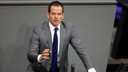 Bild: Jörg Carstensen/dpa
Albert Rupprecht spricht im Bundestag.