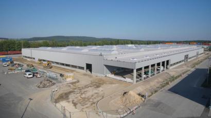 Bild: BMW-Group/exb
Rund 20000 Quadratmeter Fläche – knapp drei Fußballfelder – bietet die neue Logistikhalle 87.0 im BMW-Werk Wackersdorf. Der Konzern investierte rund 25 Millionen Euro.