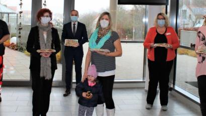 Bild: Marie Ehras/exb
Überbringerinnen und Empfänger der Plätzchen-Lieferung (von links): Dr. Sven Mörk (stellvertretend für die BRK-Rettungswache), Bianca Sommer, Krankenhaus-Vorstand Roland Ganzmann, Eva Fröhlich mit Tochter Julia, Pflegedirektorin Sabine Hirsch und Nicole Selendt.