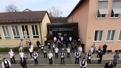 Bild: Johann Gruber/exb
Die neuen Zimmerer-Azubi aus der mittleren Oberpfalz wurden vom stellvertretenden Landrat Sandro Bauer sowie den führenden Vertretern der Zimmerer-Innungen und der Kreishandwerkerschaft im Berufsgrundschuljahr begrüßt.