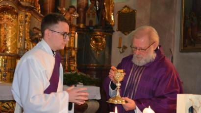 Bild: jr
Nach seiner Diakonenweihe am Samstag durfte Bastian Neumann (links) Pfarrseelsorger Pater Benedikt Leitmayr bei zwei Sonntagsgottesdiensten assistieren. Im Juni kommenden Jahres steht im Regensburger Dom die Priesterweihe an.