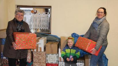Bild: prh
Die Resonanz auf die Weihnachtspaketaktion der Rumänienhilfe der Katholischen Kirchenstiftung St. Georg ist groß. Bereits jetzt wurden 400 Pakete abgeliefert. Erna Hauer (links) hat noch bis zum Abgabeschluss am 12.12. alle Hände voll zu tun, um die Hilfspakete wie dieses von Susanne Kraus (rechts) und Söhnchen Leopold einstweilen zwischen zu lagern.
