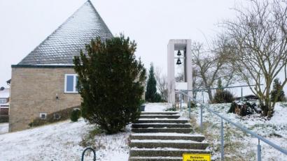 Bild: do
Das Betreten des Grundstücks der evangelischen Johanneskirche ist Besuchern derzeit wegen Bodenabsenkungen untersagt. Ein Sachverständigen-Gutachten soll nun Aufschluss über Sanierungsmaßnahmen bringen.