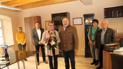 Bild: frd
Anita Fleck (Mitte mit Ehemann Richard Fleck) ist von Bürgermeister Norbert Eckl (zweiter von links) und Altbürgermeister Josef Klier (rechts mit Gattin Anni) nach 30 Jahren als Raumpflegerin beim Schulverband Teunz aus dem Arbeitsleben verabschiedet worden. Links im Bild ist ihre Schwester.