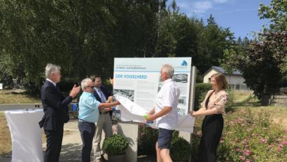 Bild: Eichl
Die sanierten Straßen der Vogelherd-Siedlung werden in Kürze nach den neu beschlossenen Gebührensatzungen des Kommunalunternehmens abgerechnet. Unser Bild zeigt die Einweihung einer Infotafel am Eingang der Siedlung im Juli 2019.