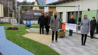 Bild: ds
Bürgermeister Peter Achatzi überreicht Linda Götz den Spendenscheck im Beisein der Spender (von links): Familie Förderreuther (Metzgerei Deyerl), Martina Grünthaler (Landbäckerei Grünthaler) und Margit Deyerl (Geschenke und mehr).