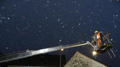Bild: edo
Christian Pittner mit seiner Hebebühne am Dach der Lourdes-Grotte.