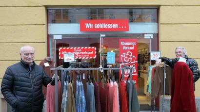 Bild: Wolfgang Steinbacher
Zum Jahreswechsel endet eine Erfolgsgeschichte: Günter Gradl (links) und Otto Fischer, die zu Spitzenzeiten in der Altstadt acht Modeläden betrieben, ziehen sich nach jeweils 44 Jahren endgültig aus der Textilbranche zurück.