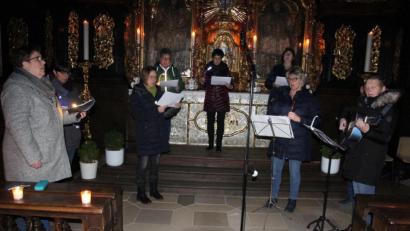 Bild: kro
Das Team des Katholischen Kinderhauses umrahmte die Rorate am Donnerstag in der Früh in der Basilika in Waldsassen.