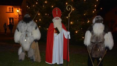 Bild: jr
Der Nikolaus und zwei Knechte zogen auch über den Therese-Neumann-Platz, wo sich zahlreiche Zuschauer versammelt hatten. Allerdings wurde auf die nötigen Abstände geachtet.