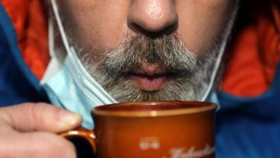 Bild: Wolfgang Steinbacher
Einen Glühwein zum Mitnehmen darf es ab Mittwoch nicht mehr geben. Das Alkoholverbot unter freiem Himmel ist Teil der verschärften Corona-Regeln, die Ministerpräsident Markus Söder am Sonntag verkündet hat.