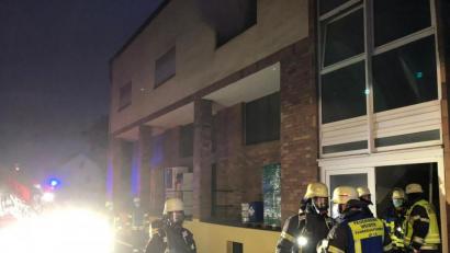 Bild: Freiwillige Feuerwehr Weiden
Zehn Atemschutzgeräteträger rücken angesichts der starken Rauchentwicklung bei einem Zimmerbrand zum Innenangriff an.