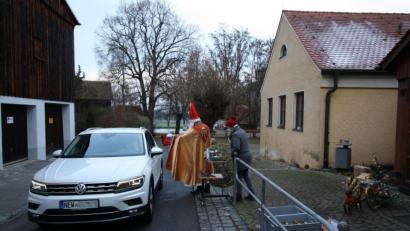 Bild: bjp
Eine Adventszeit ganz ohne Nikolaus ist für auch die Trabitzer "Trachtenkinder" nicht das Wahre: Als kleinen Ausgleich für die "umständehalber" ausgefallene Adventsfeier organisieren die "Haidnaabtaler" einen "Nikolaus"-Drive in" vor dem Burkhardsreuther Schulhaus.