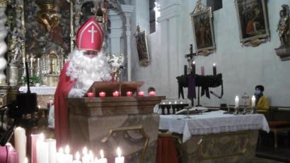 Bild: rgl
Beim Patrozinium St. Nikolaus in Luhe tritt St. Nikolaus an den Ambo. In Versform zieht er eine kleine Bilanz.