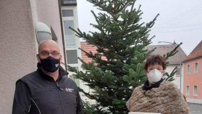Bild: exb
Michael Schmid vom BRK-Kreisverband Amberg-Sulzbach übergibt die Schnelltests an Heimleiterin Astrid Geitner.