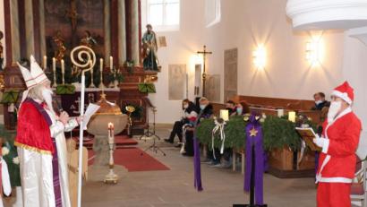 Bild: rpp
Der Nikolaus und der Weihnachtsmann lernen sich zum ersten Mal kennen und vergleichen Tun und Aussehen.