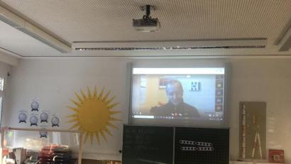 Bild: mma
Auch die Gebenbacher Schüler hören Thomas Bärtlein von OTV gespannt zu, als er bei den digitalen Vorlesetagen einen Text aus dem Buch „Max, Zefix“ vorträgt.