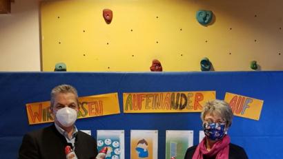 Bild: dob
Im katholischen Kindergarten Don Bosco überreicht Bürgermeister Andreas Wutzlhofer (links) die Schokonikoläuse an Leiterin Luise Dietl (rechts).