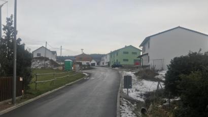 Bild: Wilhelm Amann
Aus dem Baugebiet „Hirtenleite III“ (im Hintergrund) schoss das Regenwasser in Richtung Waldstraße, wo es der zu klein dimensionierte Kanal nicht aufnehmen konnte. Nun muss mit hohem Aufwand nachgebessert werden.