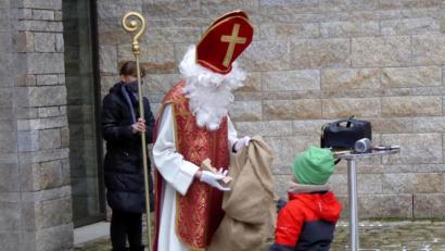 Bild: fsb
Am Ende der Andacht noch ein bischöflicher Besuch: St. Nikolaus beschenkt die Kinder.