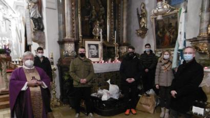 Bild: rgl
Die Kolpingsfamilie hatte die gesammelten Schuhe sogar mit in die Kirche gebracht.
