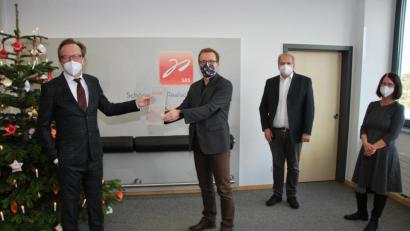 Bild: gsp
Andreas Hochholzer (links) überreicht als Vertreter des Kultusministeriums den MINT21-Preis an Schulleiter Matthias Schall (Zweiter von links). Mit dabei: Kursleiter Jochen Ringer (Zweiter von rechts) und MINT21-Koordinatorin Liane Schuster (rechts).