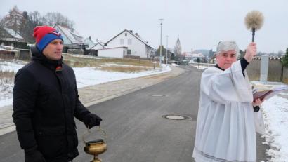 Bild: do
In Begleitung von "Ministrant" Marcus Gradl segnet Stadtpfarrer Thomas Jeschner das neue Baugebiet Esperngasse Ost.