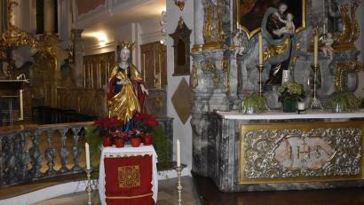 Bild: sck
Die Bergleute dürfen den Gedenktag ihrer Schutzpatronin nicht in gewohnter Weise begehen, aber die Statue der Heiligen Barbara nahm am Wochenende ihren Platz in der Auerbacher Pfarrkirche St. Johannes der Täufer ein.