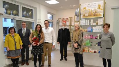 Bild: kaz
Cornelia und Franz Stahl, Ehemann André Hartwich, Pfarrer Georg Flierl, Ruth Forster und Sandra Richtmann (von links) gratulierten Lisa Hartwich (Dritte von links) zur Neueröffnung und den Schritt in die Selbstständigkeit.