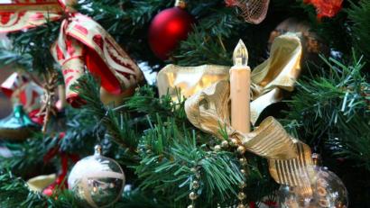 Symbolbild: Wolfgang Steinbacher
Ein schön geschmückter Baum gehört zu Weihnachten einfach dazu. Das Christfest wird heuer wegen Corona für viele Menschen aber anders sein als sonst. Deshalb möchte der CVJM Rosenberg mit seiner kostenlosen Aktion „Weihnachten daheim. Gemeinsam.“ Menschen an Heiligabend eine Freude bereiten und auf einen kurzen Besuch an der Haustür vorbeikommen.