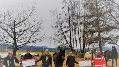Bild: gz
Lisa und Tom Ziegler danken der Feuerwehr und den Helfern vor Ort mit einer Spende.