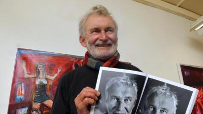 Bild: Wolfgang Steinbacher
Achim Hüttner mit Achim Hüttner und Achim Hüttner. Mehr geht wohl nicht. Der Fotograf Clemens Zahn hat zum 70. Geburtstag des Künstlers seine Kamera angelegt und eine ausdrucksstarke Fotoserie von ihm angefertigt.