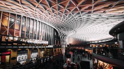 Bild: Marcos Nieto
Beeindruckender Bahnhof: Für die berühmte King’s Cross Station in London hat die Spenglerei Sperber die Abdichtungen der Glasfassade gemacht.