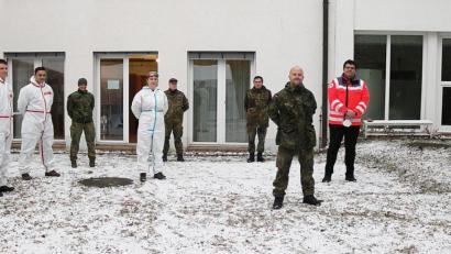 Bild: Stefan Malzer, Landkreis Tirschenreuh/exb
Landrat Roland Grillmeier (rechts) besuchte die „Truppe“ vor Ort in Waldsassen am Impfzentrum Waldsassen. BRK-Kreisgeschäftsführer Holger Schedl (Zweiter von rechts) dankte Oberstleutnant Stephan Voit (Dritter von rechts) und dessen Team für die Unterstützung.
