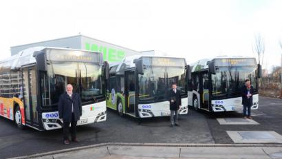 Bild: uz
Wolfgang Wies (links) und Maximilian Wies (rechts) zeigen Oberbürgermeister Jens Meyer die neuen Sicherheitsvorkehrungen an den Bussen.