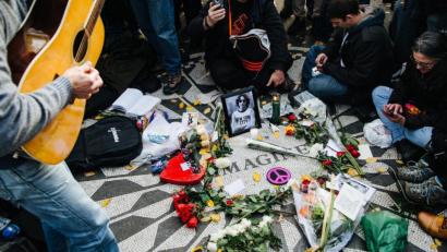 Bild: Alba Vigaray/dpa
An Geburts- und Todestag John Lennons treffen sich jedes Jahr Tausende im New Yorker Central Park. Dort gibt es ein Mosaik mit dem Wort "Imagine".