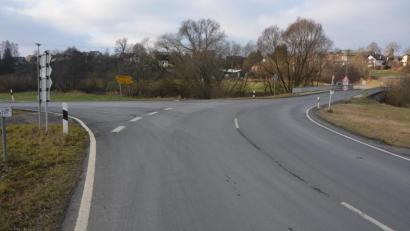 Bild: jr
An dieser Stelle sollte eigentlich ein Kreisverkehr entstehen. Rechts geht es über die Brücke nach Seußen, links nach Brand bei Marktredwitz.