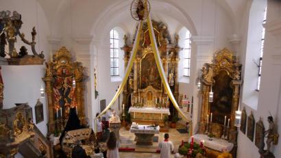 Bild: e
Mit einem Gottesdienst wird die Pfarrkirche St. Nikolaus in Theuern nach Abschluss von Teil zwei der Sanierung wiedereröffnet.