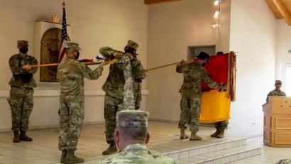 Bild: Schwab, Mareike
„Casing of the Colours“ - Soldaten der 1. Panzerbrigade der 1. US-Kavalleriedivision aus Texas enthüllen ihre Fahne in Grafenwöhr.