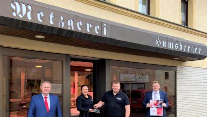 Bild: Vereinigte Sparkassen/exb
Die Sparkasse hat die Metzgerei Humsberger mit einem Cash-Terminal ausgerüstet (von links: Filialdirektor Thomas Neukam (Sparkasse), Lorna May und Christian Trenz (Metzgerei Humsberger), Firmenkundenberater Marco Streit (Sparkasse).