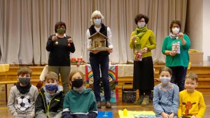 Bild: gac
Pfarrerin Ulrike Häberlein (stehend, Zweite von links) und das Familiengottesdienst-Team der Christuskirche bitten die Sulzbach-Rosenberger Kinder um Mithilfe bei der Gestaltung der Kinderkrippe und des Kinder-Weihnachtsbaums.